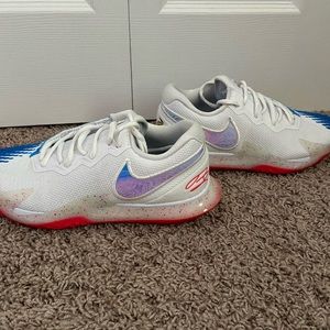 Women’s Nike size 7, Nikecourt air zoom vapor cage 4
